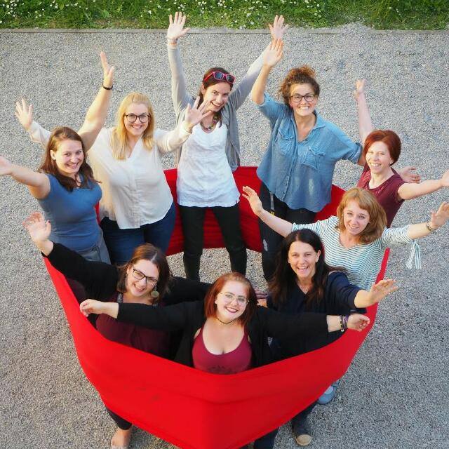 Redaktionsteam mit rotem Band