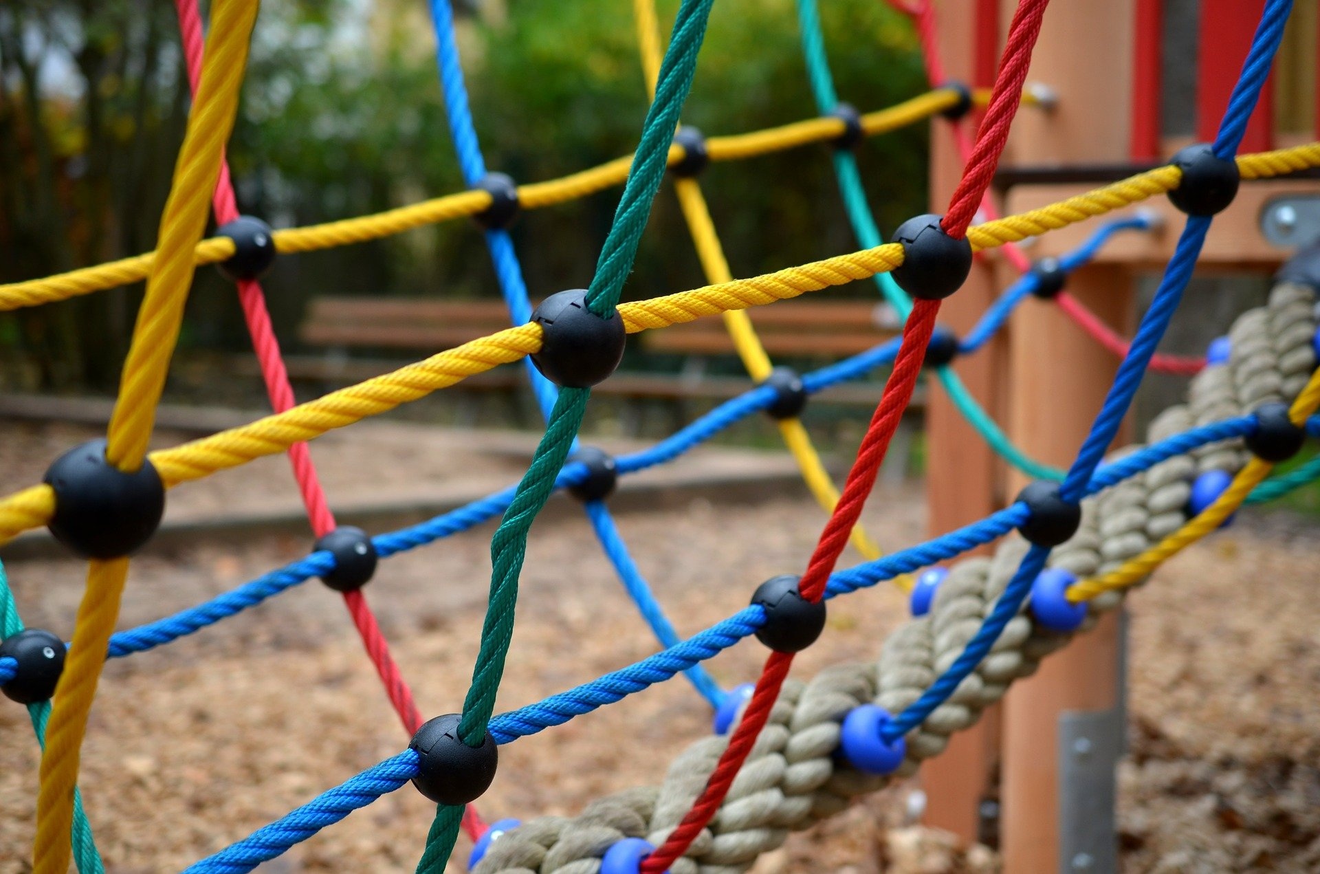Credit: pixabay.com Ein buntes Kletternetz am Kinderspielplatz.