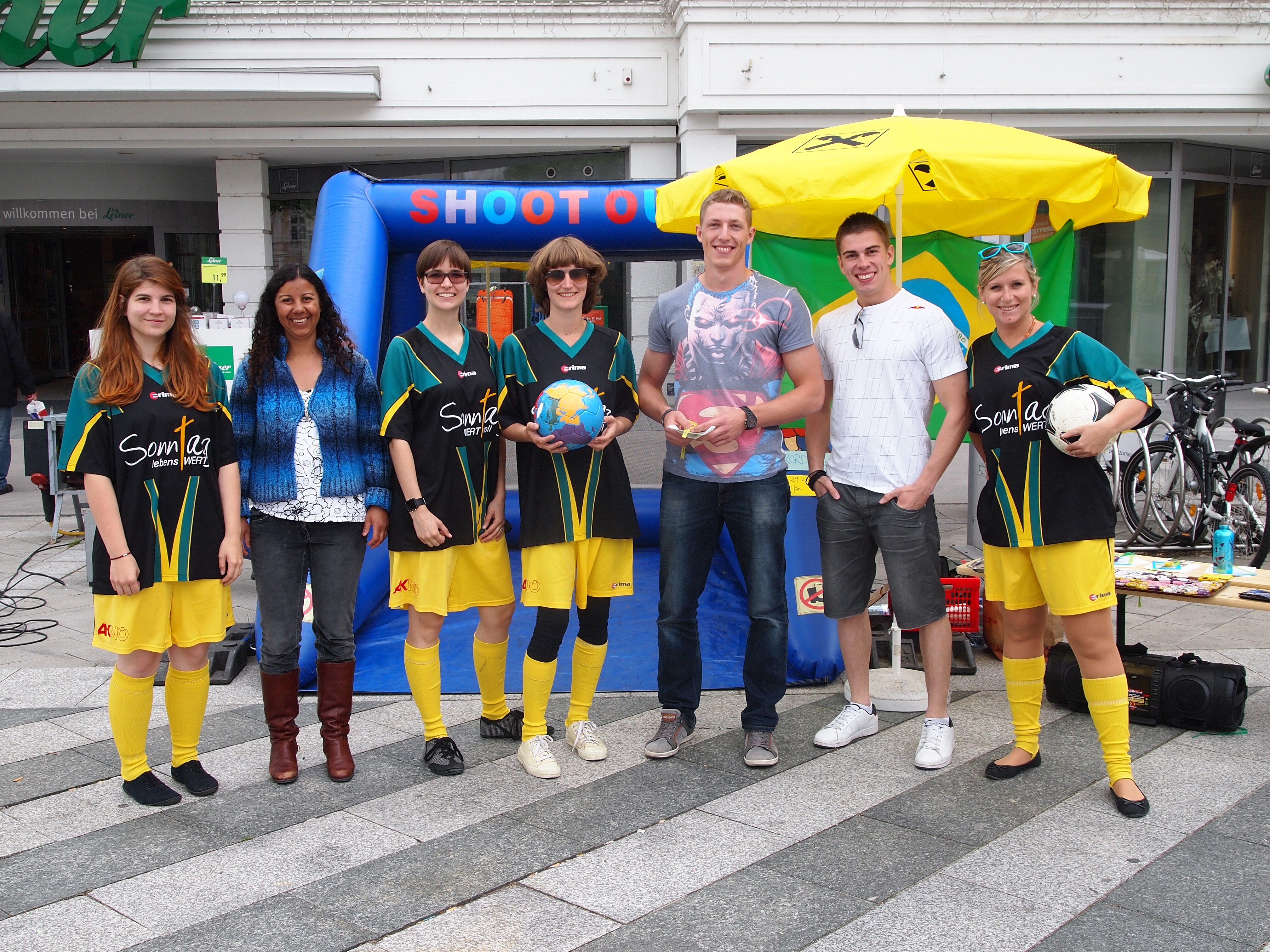 Credit: Jungschar St. Pölten Aktion für eine faire Fußball WM. Gruppenbild des Dreikönigsaktionsteams in Fußballtrikots und mit Fußbällen unter dem Arm.