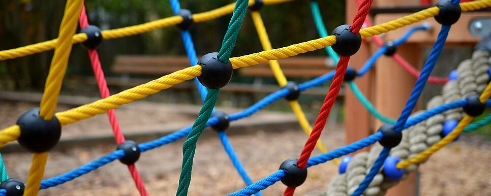 Credit: pixabay.com buntes Kletternetz auf einem Spielplatz