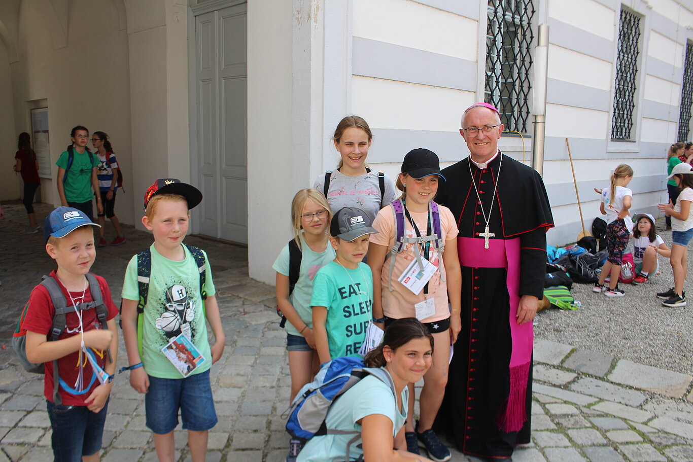 Credit: JS St. Pölten Weihbischof Anton Leichtfried mit einer Gruppe von Kindern.