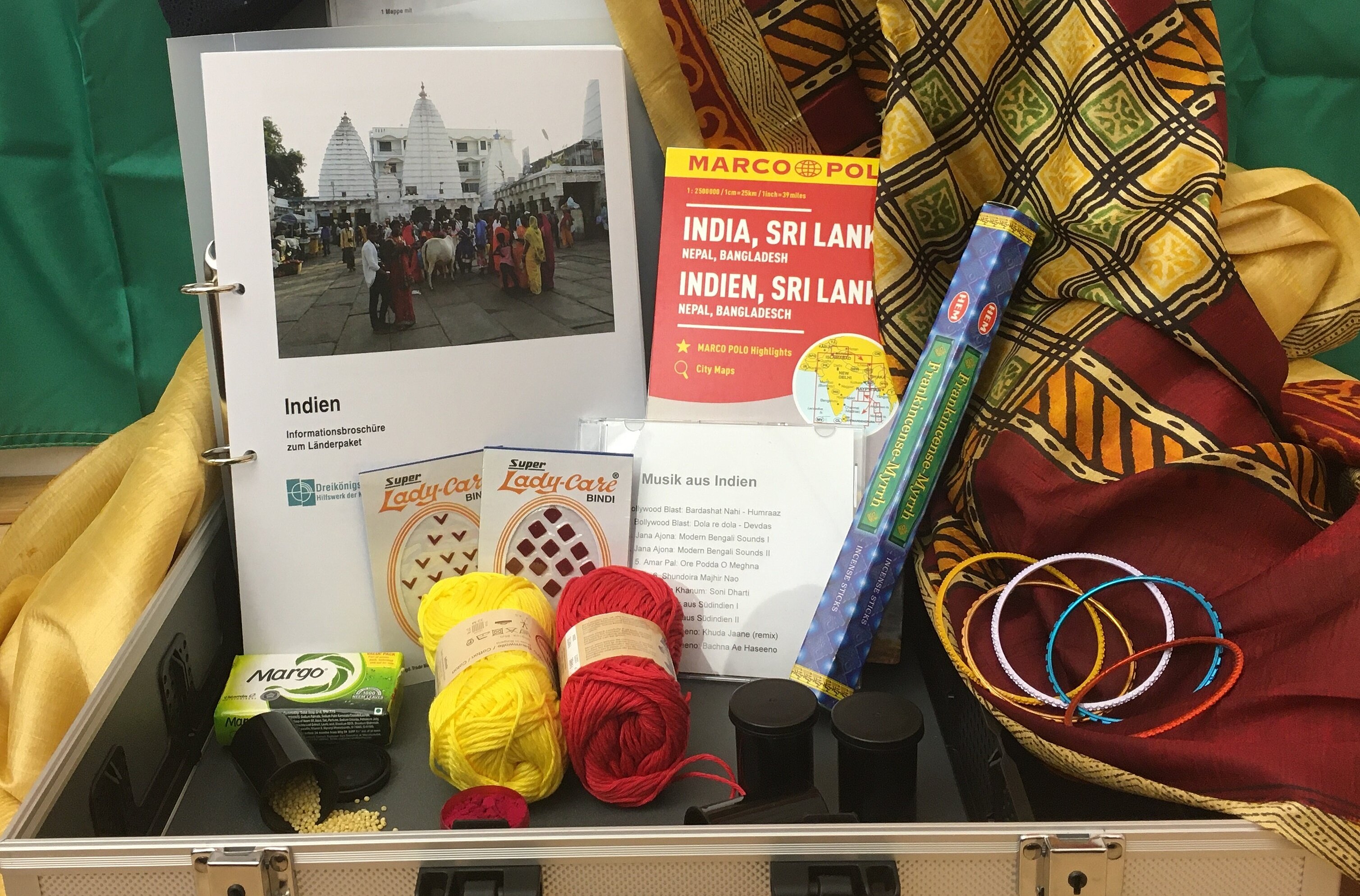 Foto eines Indien-Länderkoffers mit Inhalt