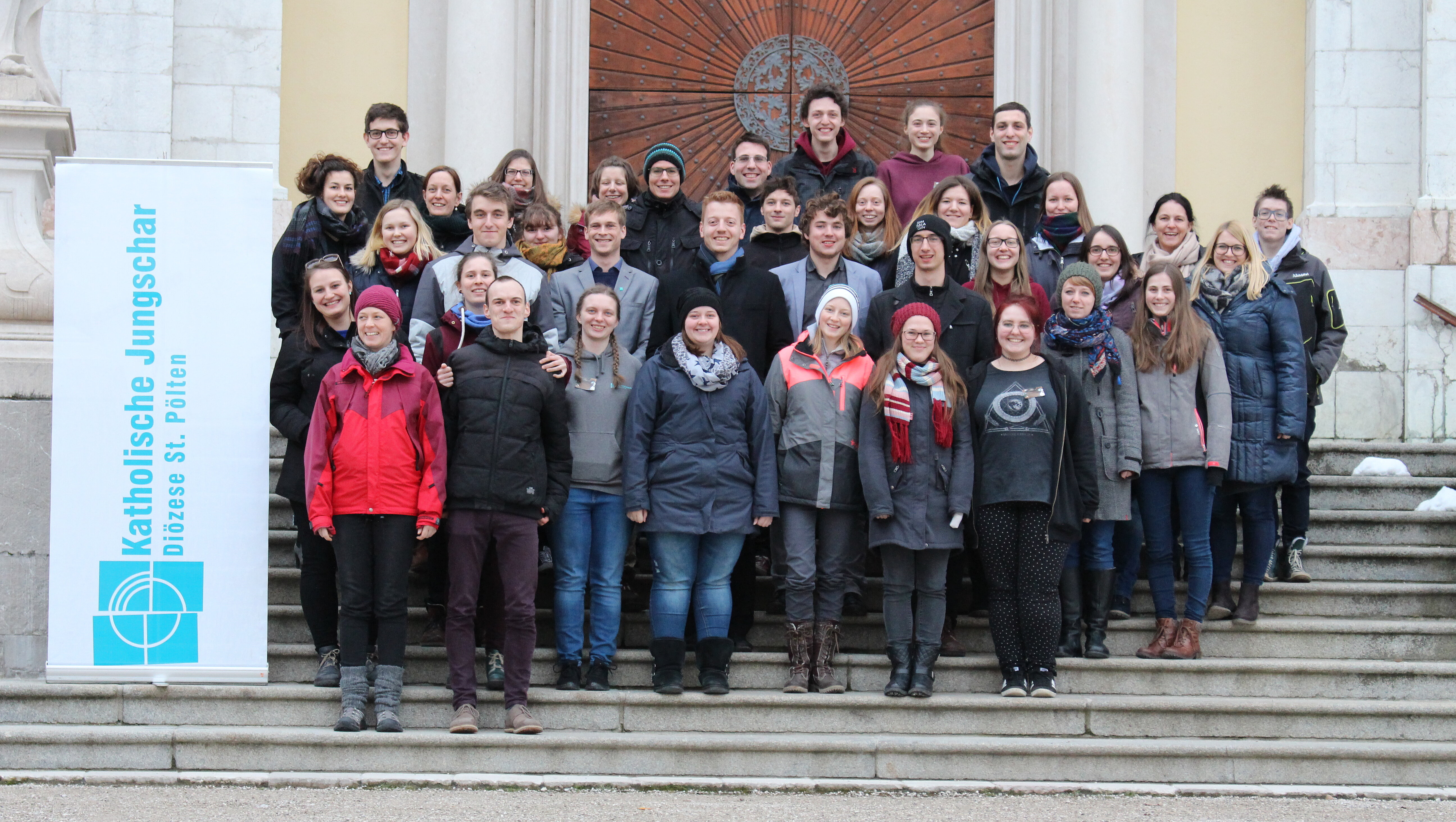 Credit: Jungschar St. Pölten Gruppenfoto vom Dilk 2018 mit einem Jungschar Roll up.