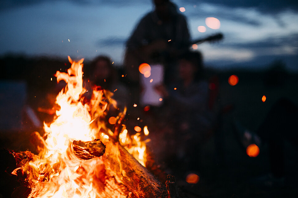 Foto: Andris Barbans Lagerfeuer im Dunkeln vor dunklem Himmel